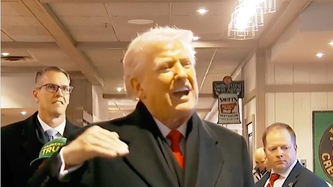 美元直接跌麻了，创下近四年最低，相当于以前能换7块多人民币的100美元，现在连7