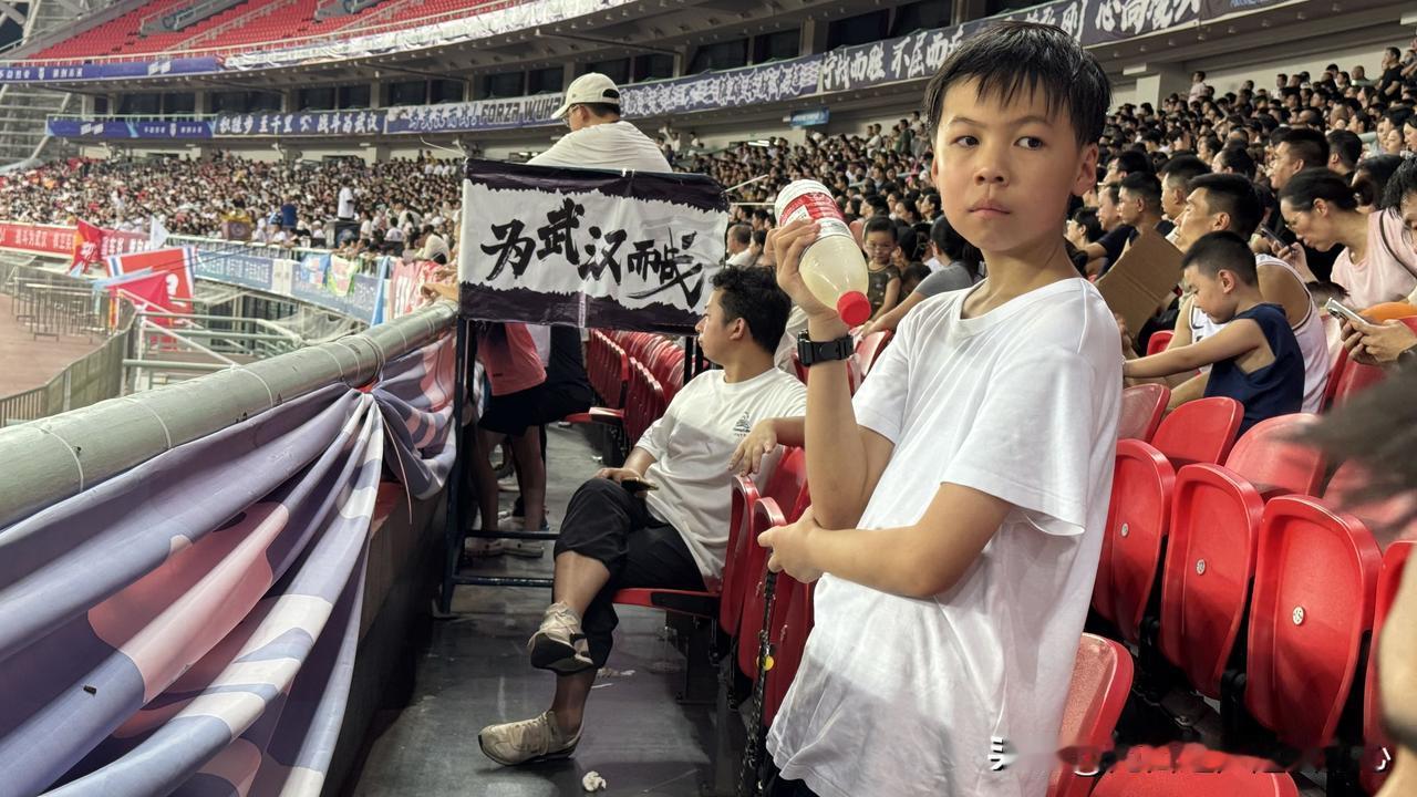 周五的汉超比赛，经开VS汉阳，经开一直压着汉阳在打，多次有威胁的进攻，奈何运气不