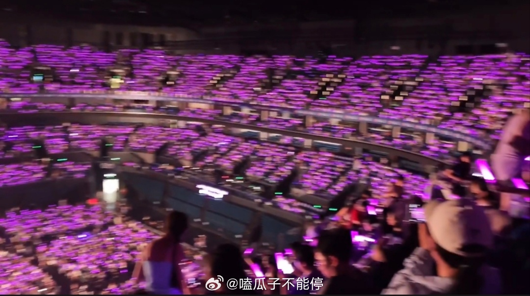 罗云熙今晚南京演唱会上座率，感受一下