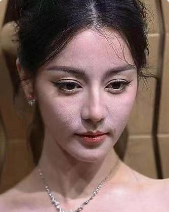 迪丽热巴的生图也太真实了吧，🥝🥝连胸前的小疙瘩都清晰可见。🍈不过话说回来，