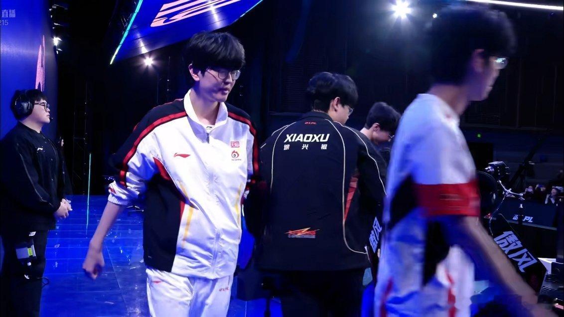 赵二哥想笑就笑吧，老波比壁咚声音我在沈阳都听得见前面看冰鸟住下路折磨赵大哥，我还