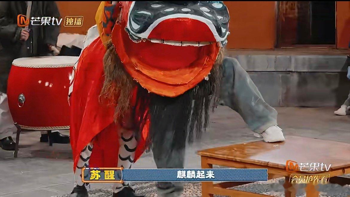 王栎鑫麒麟上身气势满分王栎鑫的麒麟舞太绝了！身轻如燕动作利落，麒麟回头的瞬间直接