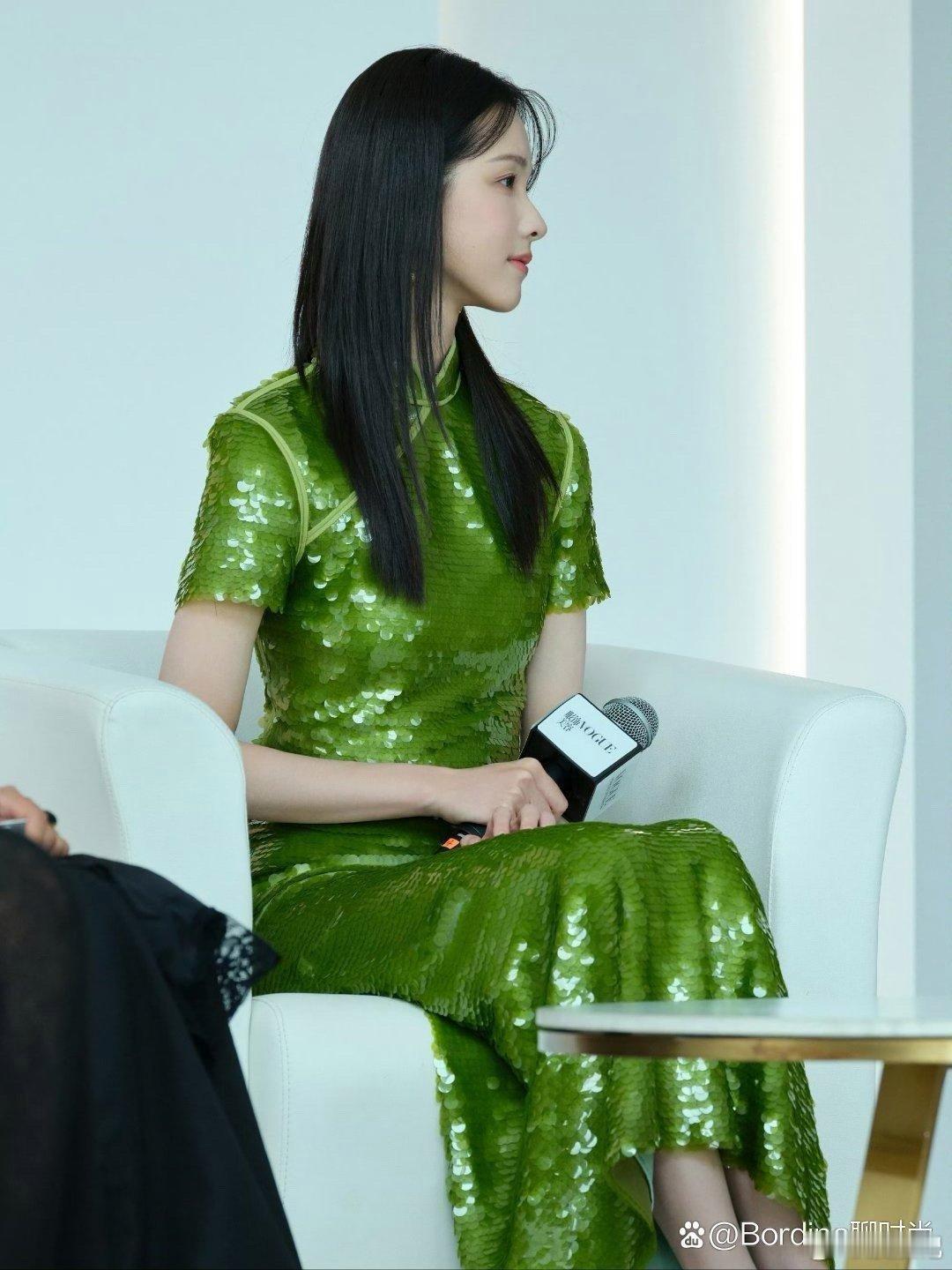 陈都灵的绿色鲜艳也优雅。1.青葱绿色这套裙装采用鲜艳生机的绿色颜色，在绿色的色彩