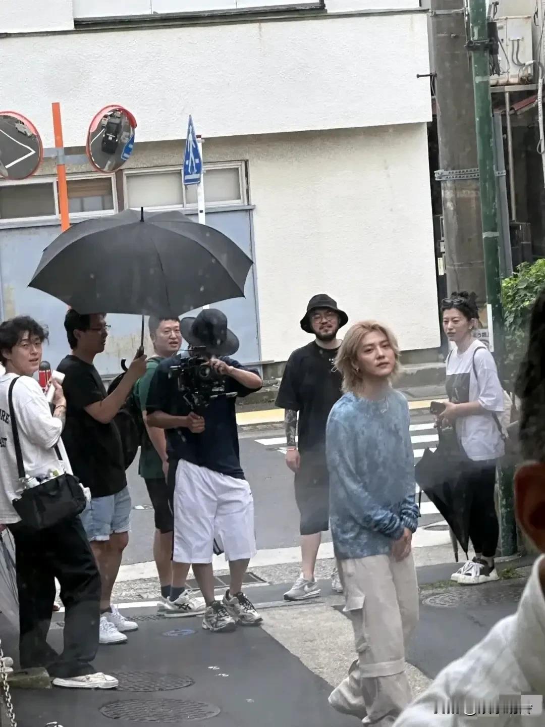 鹿晗虽然长的有点娘像女孩子，做起事来却是真正的硬汉、真男人，就问除了他，内娱还有