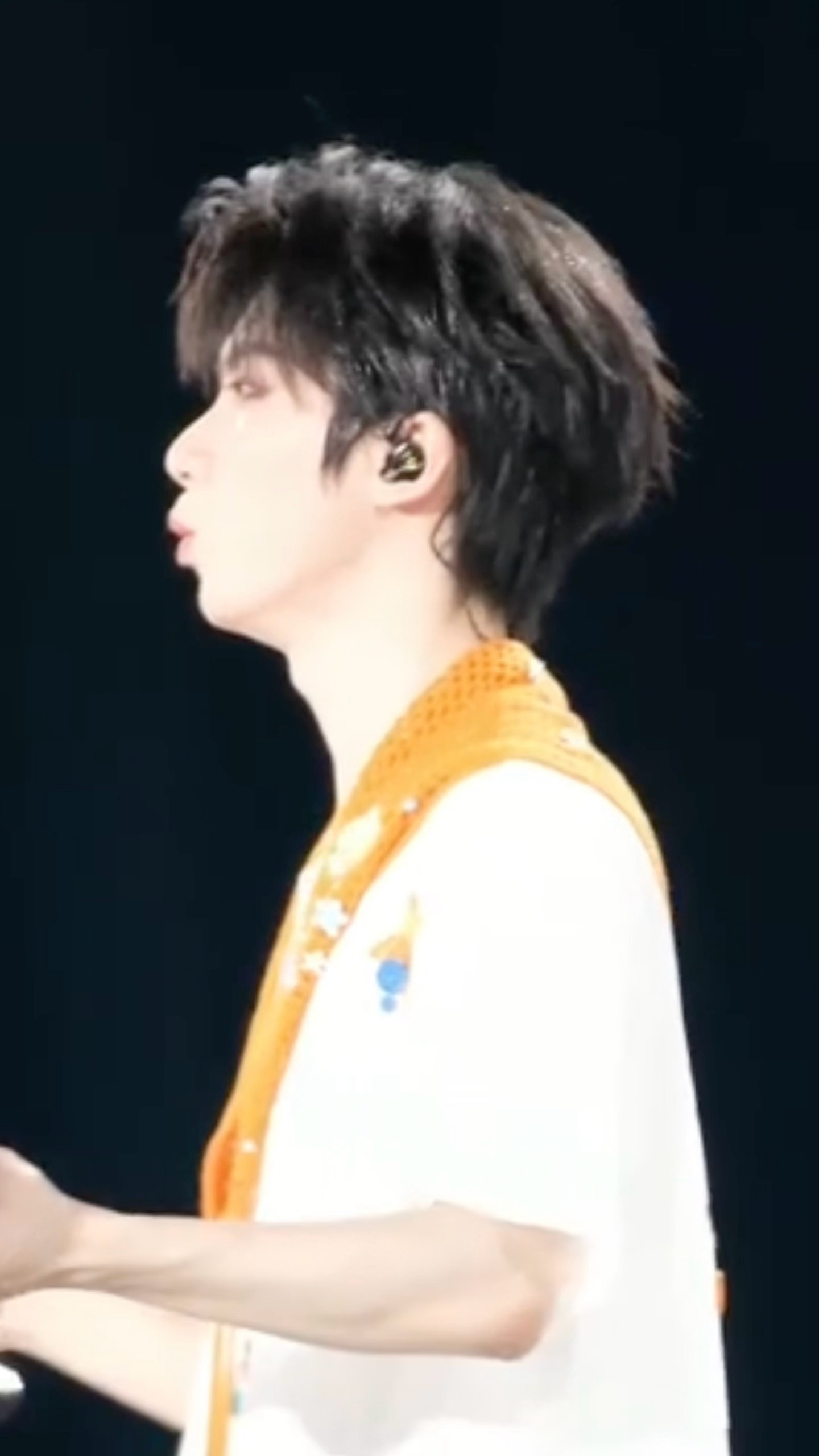 就这么萌萌的对着左边嘟嘴😗 