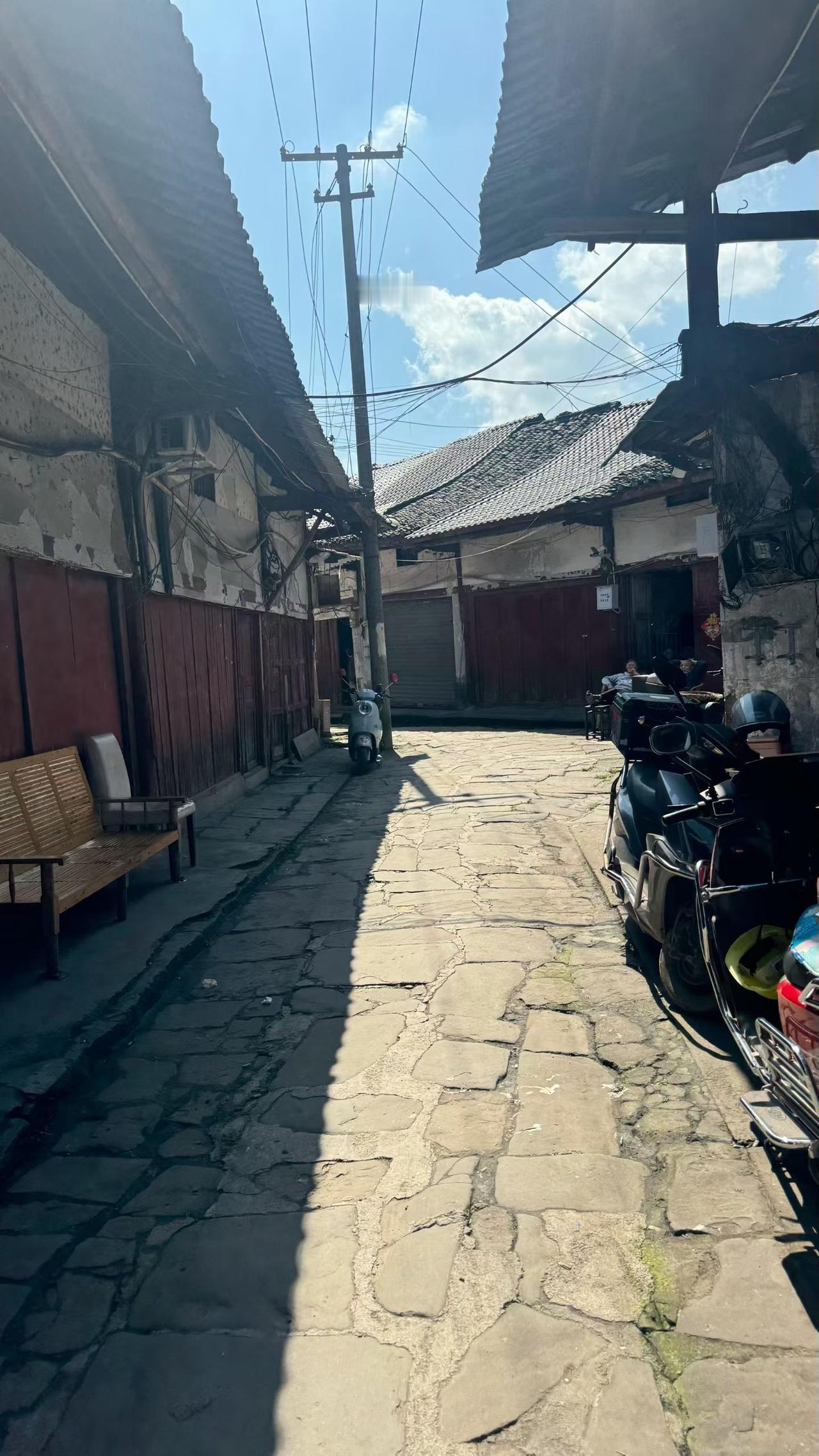 天南地北大拜年春雨小巷的青石板街道