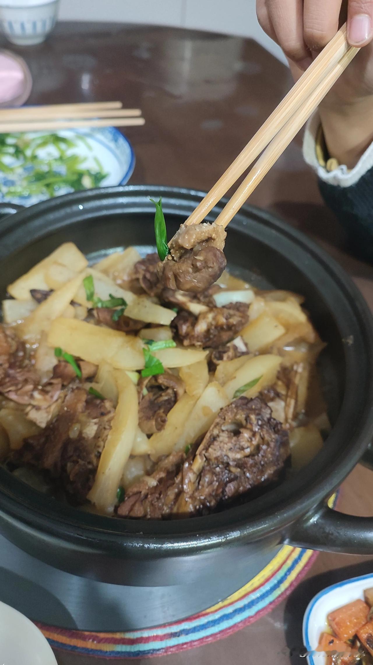 我家那位不会做饭！
不要说做饭了，连煮个面条都是糊锅的，气人不？
关键他还说他小