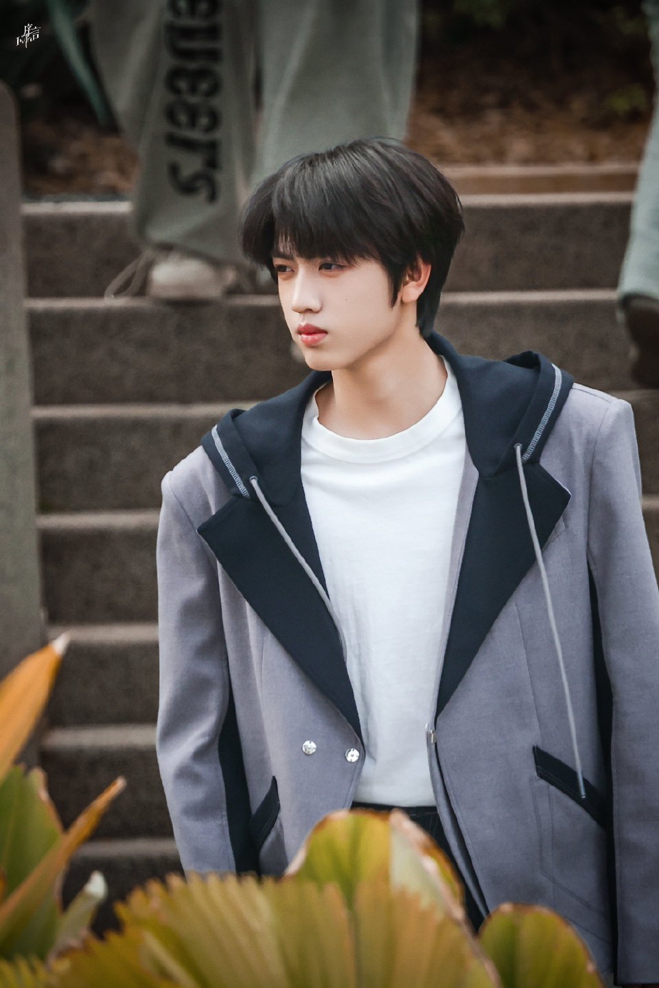 张桂源宽肩少爷来的宽肩撑起满满安全感，温柔藏在细节里，张桂源的少爷男友力温柔又可