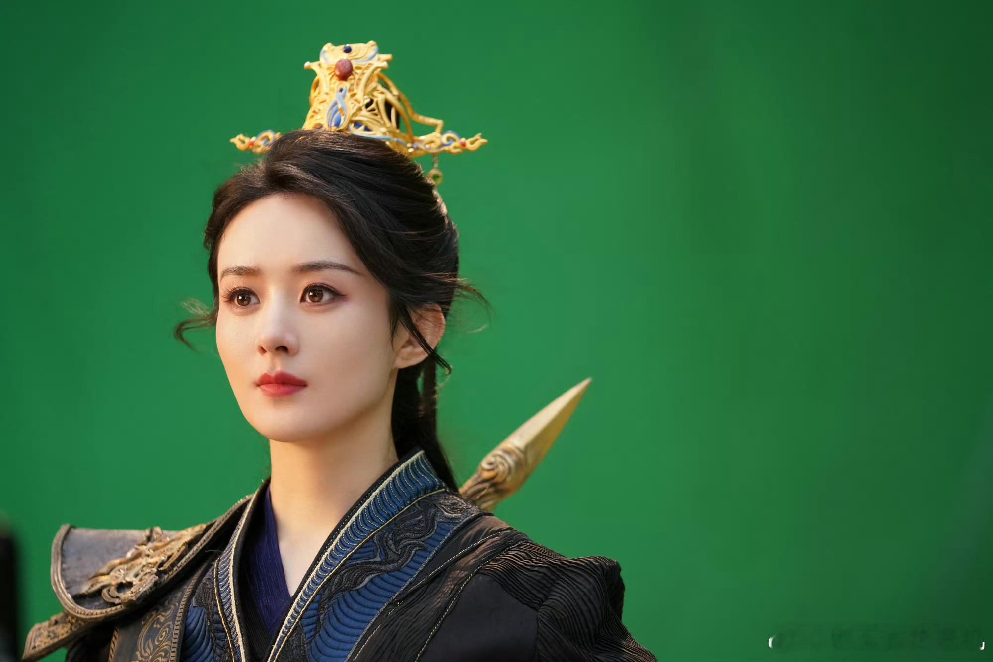 #赵丽颖持枪剧照#“吾乃灵界碧苍王，一杆银枪平四海战八方”耍起枪来又A又飒，不愧