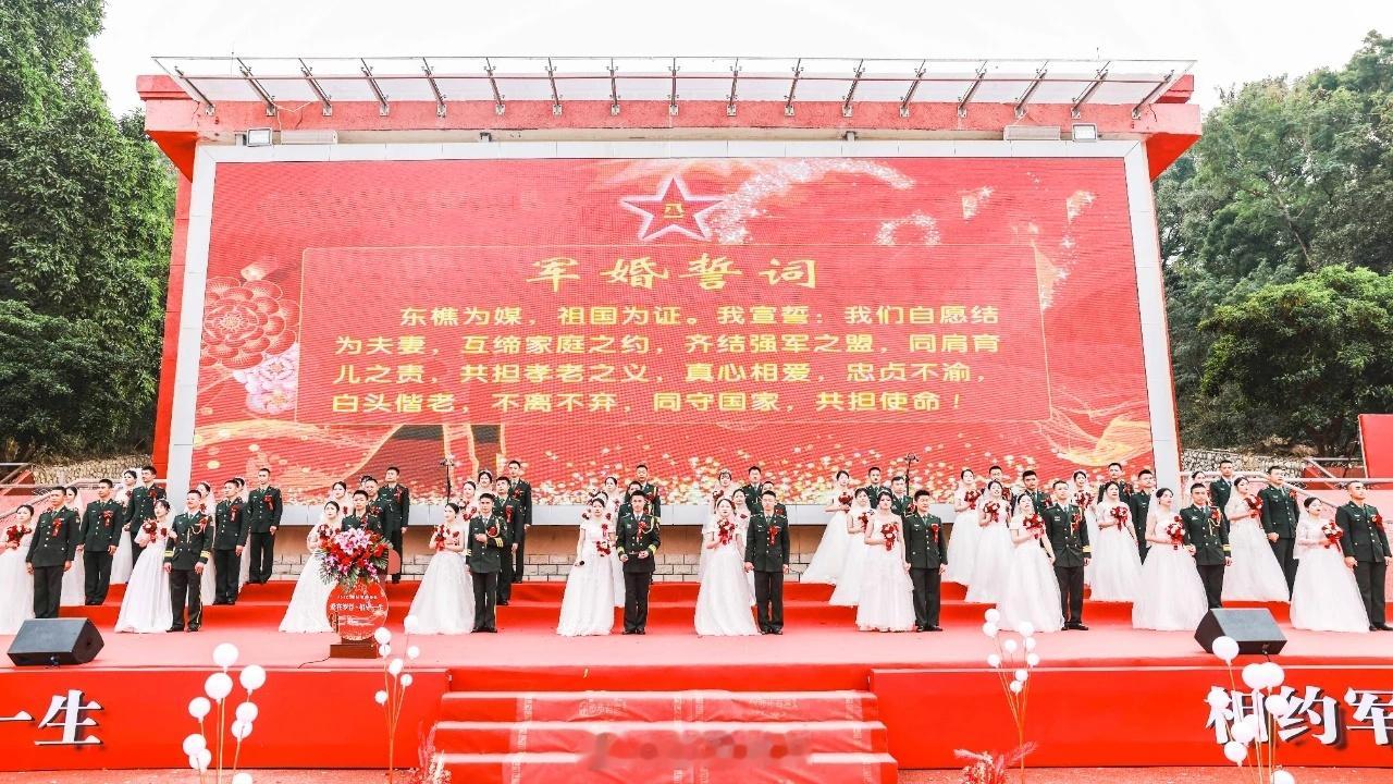#军恋[超话]#新娘们身着洁白婚纱轻挽发髻、翘首以盼等待着她们心中的“盖世英雄”
