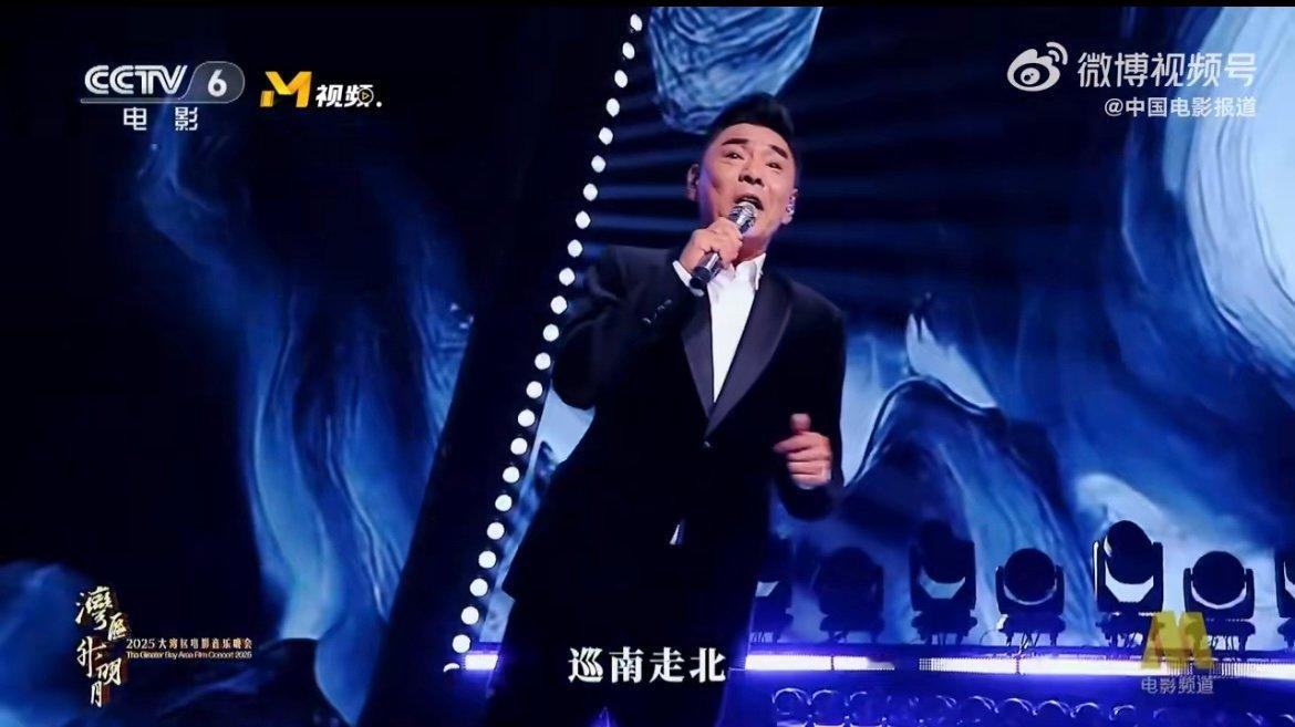 屠洪刚修音响下季歌手请屠洪刚吧 湾区升明月舞台上，屠洪刚一开嗓唱《康熙微服私访记