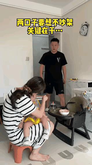 照顾小孩子吃饭是一件很困难的事情，丈夫不懂老婆，被老婆一番操作，丈夫目瞪口呆。