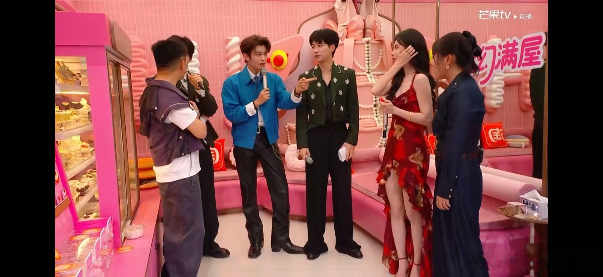 孟子义教丁禹兮周深的歌丁禹兮看孟子义唱歌的表情 “那些一哄就好的伤，一抱就圆的谎