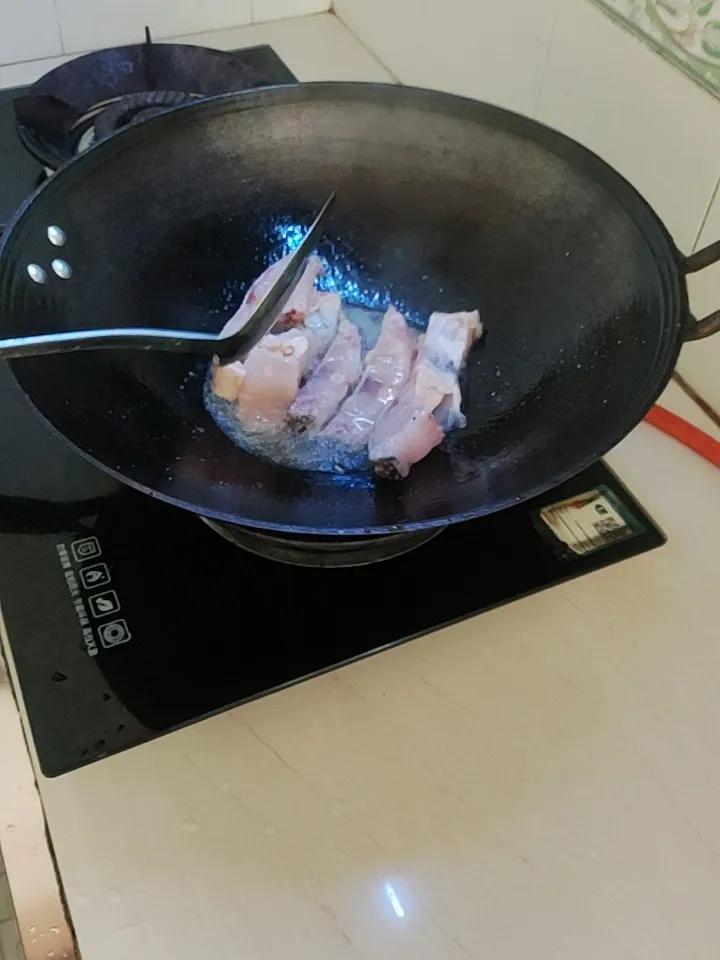 我家厨房有不少好物，必须来晒一晒。
超大号不锈钢沥水槽就很实用，放在水槽边大小正