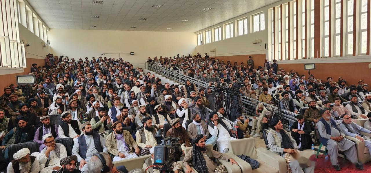 塔利班这个组织有点意思，夺取政权后在形象上改变不大，依然是那种脏脏旧旧的长袍和头