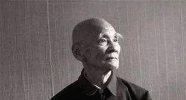 1946年，6000解放军被三万敌人包围，为了不泄露机密，旅长吴诚忠下令烧毁全部