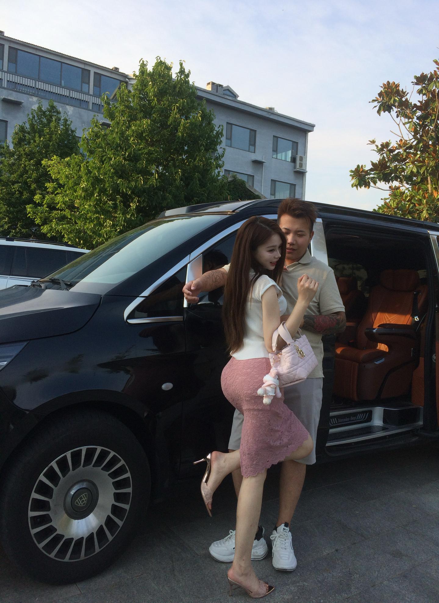 不必在意我的外貌和装扮 因为我这么热烈真实的女人不会和你有半点儿交集