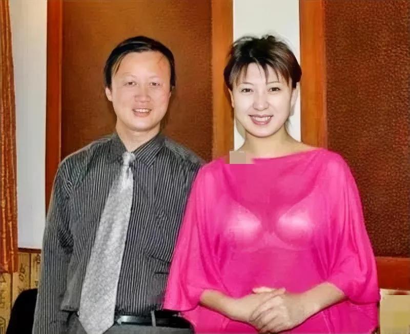 这样看她，感觉挺漂亮的，笑容也优雅，恬静而柔媚。大多时，她给人的状态不是这样，虽