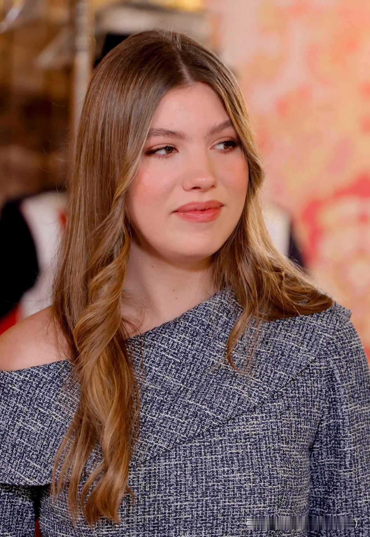 索菲亚公主在金羊毛勋章仪式上的穿搭，上衣来自塞尔维亚品牌Vogana，淑女气质！