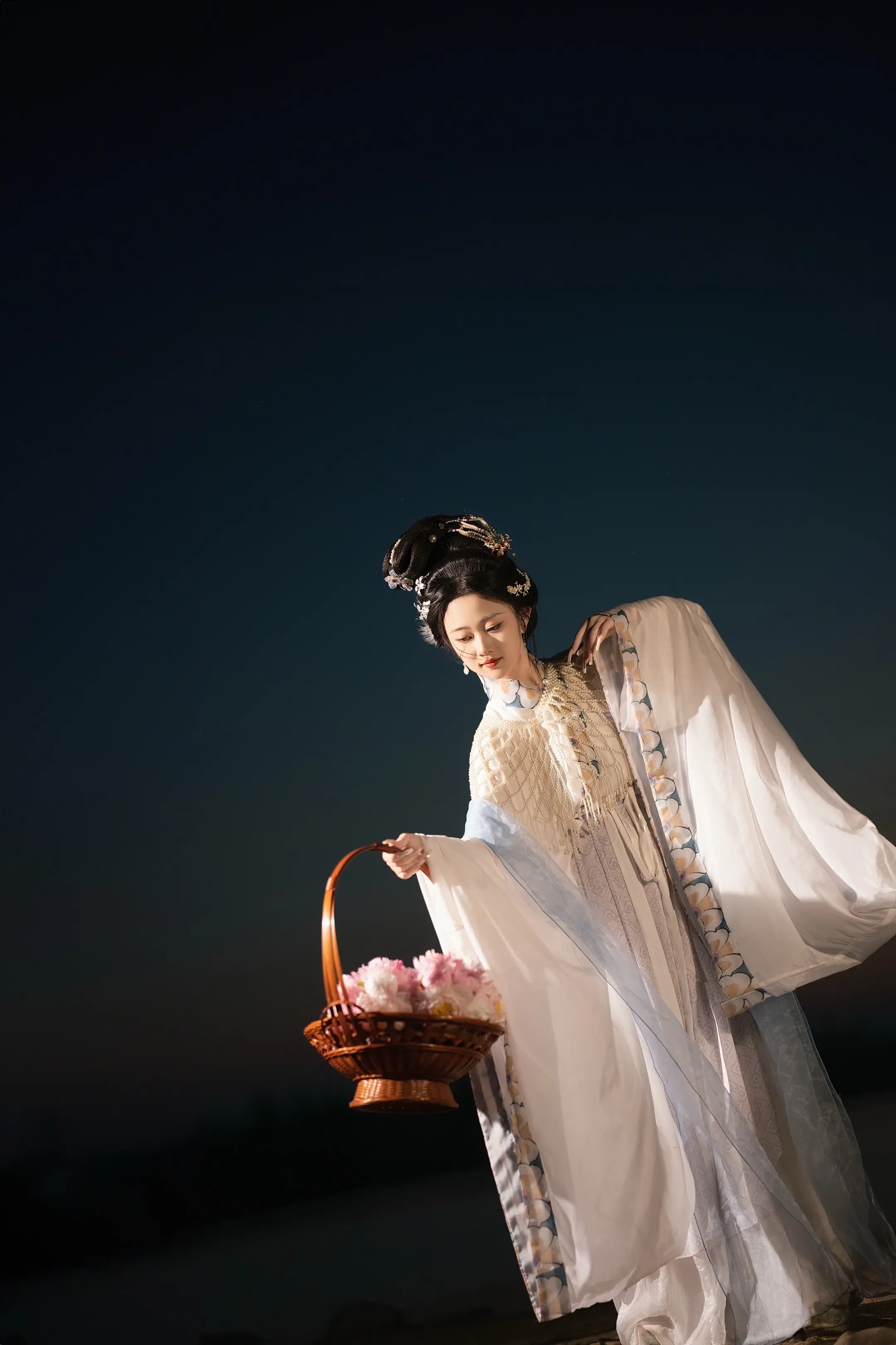 不知天上宫阙今夕是何年。