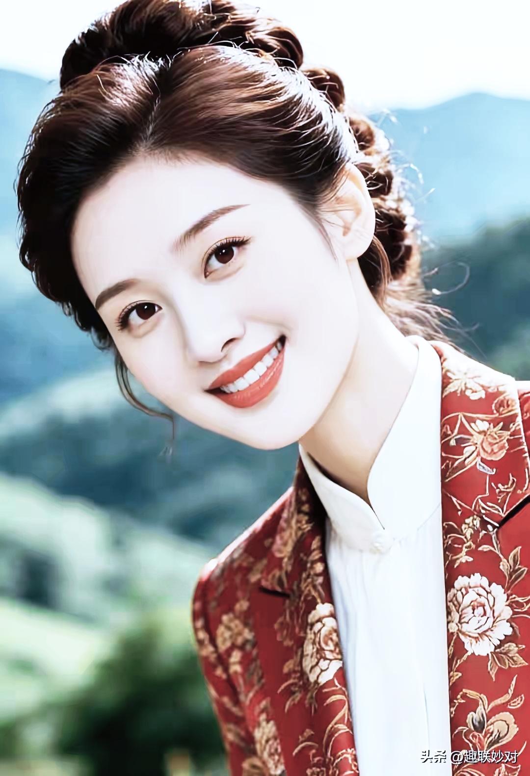 温柔微笑，花丛中的优雅女子