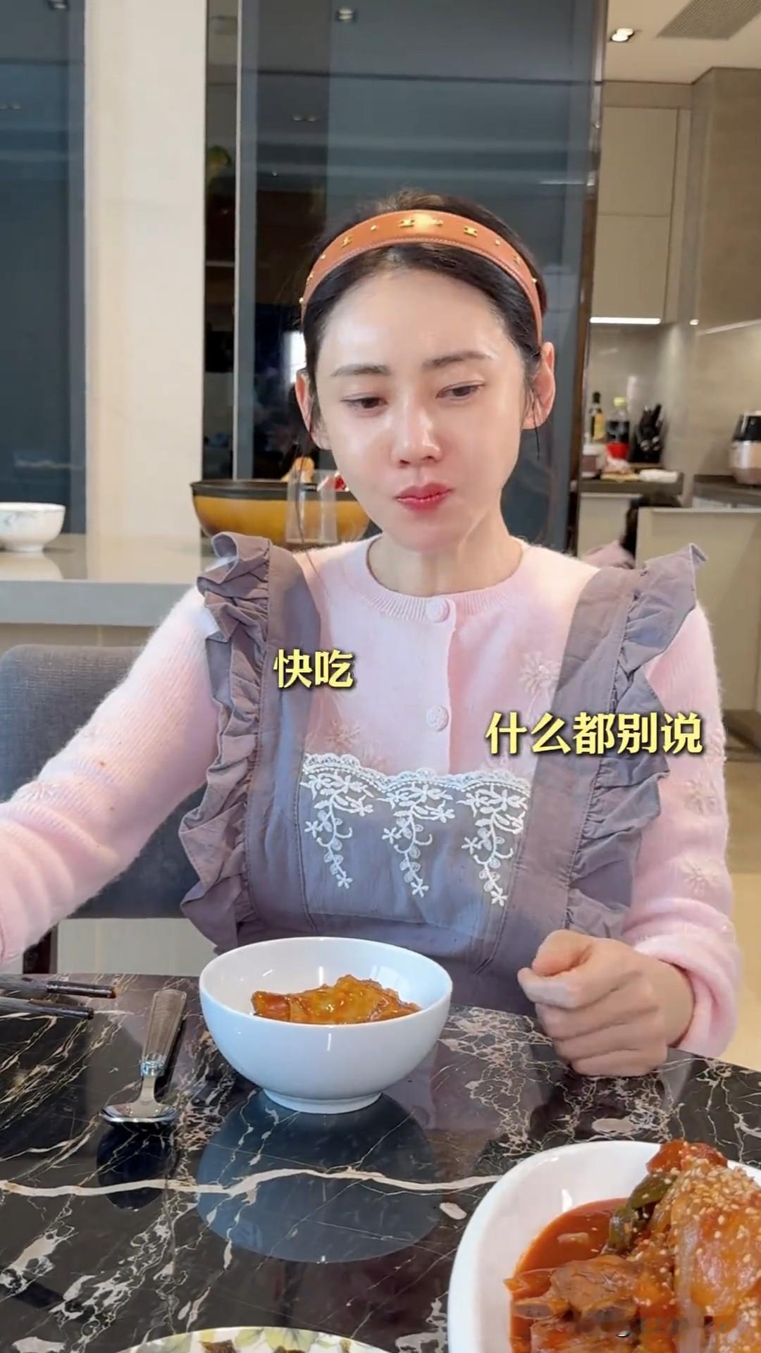 2月1日，秋瓷炫更新美食vlog，她这次做的是“韩式辣炖排骨”，我们一起来看一看