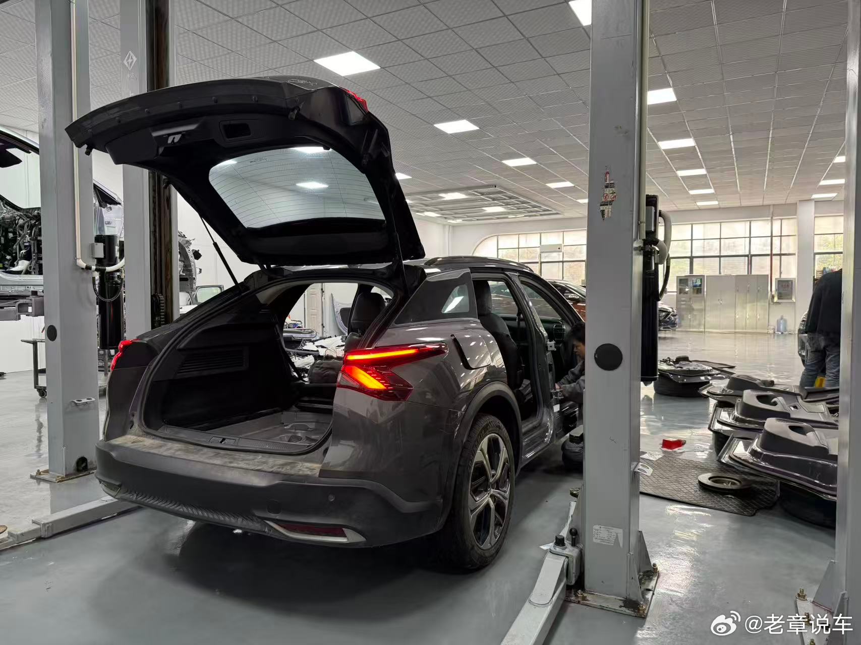 搞笑了。今天我的师傅装车的时候，居然分不清前后防撞梁。你说修车的师傅他都分不清。