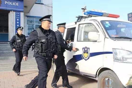 110出警采用一名正式民警带领两名辅警的配置，其合法性需结合具体法律法规与执法活