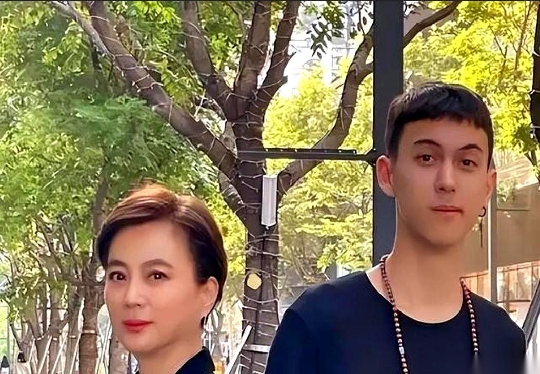 新婚夜，她就敢开玩笑跟她那个犹太富豪老公说：“你就不怕我图你的钱，哪天走了还分你