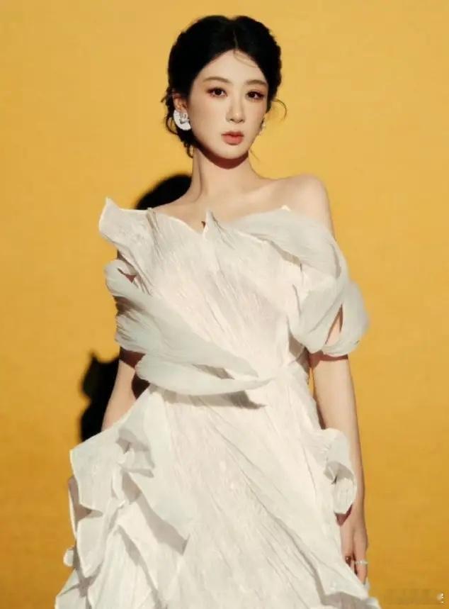 杨紫后援会宣布集体辞职解散重组！昨天杨紫后援会被发现关注迪丽热巴超话，后援会的回