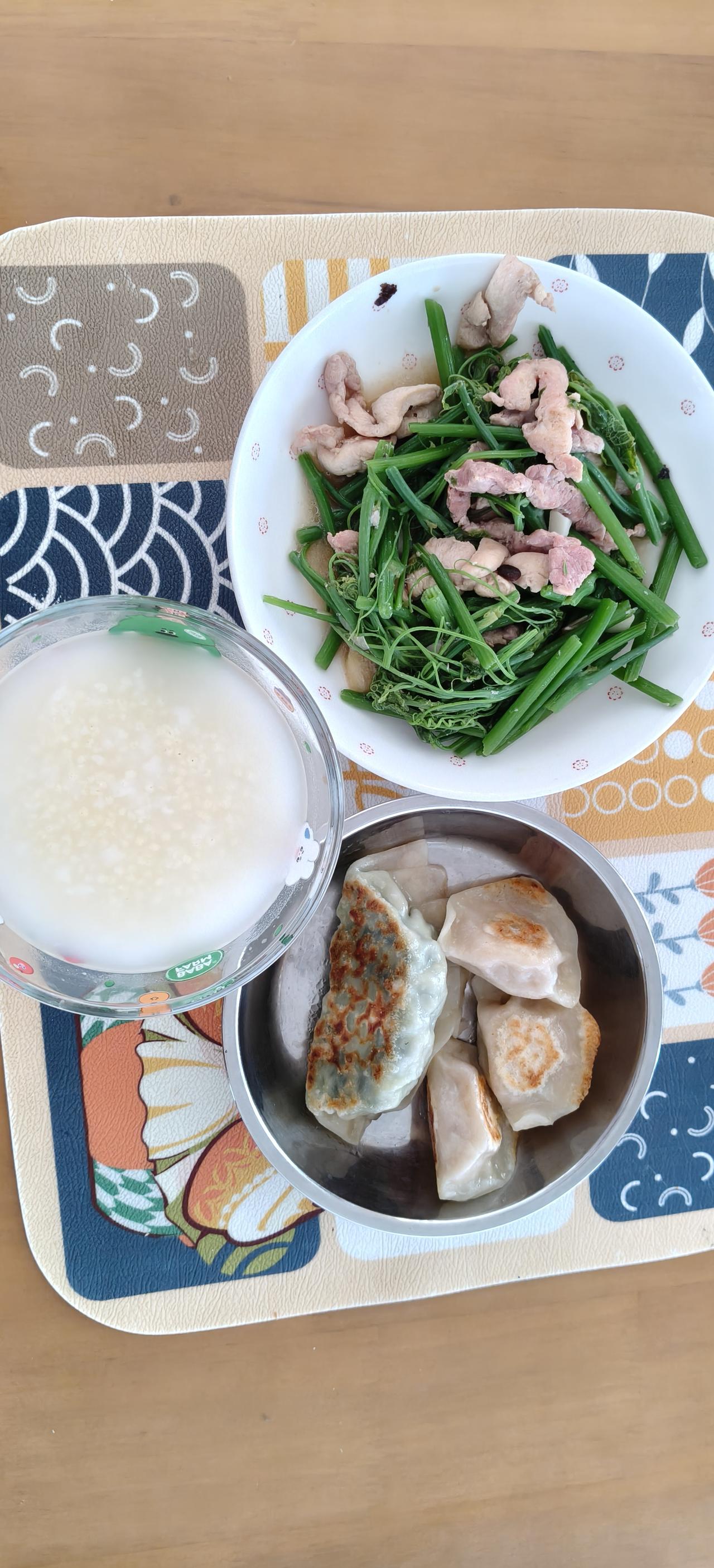 大米粥，小米粥，瘦肉粥，鱼片粥，杂粮粥，柴鱼花生粥，瑶柱白果粥……
