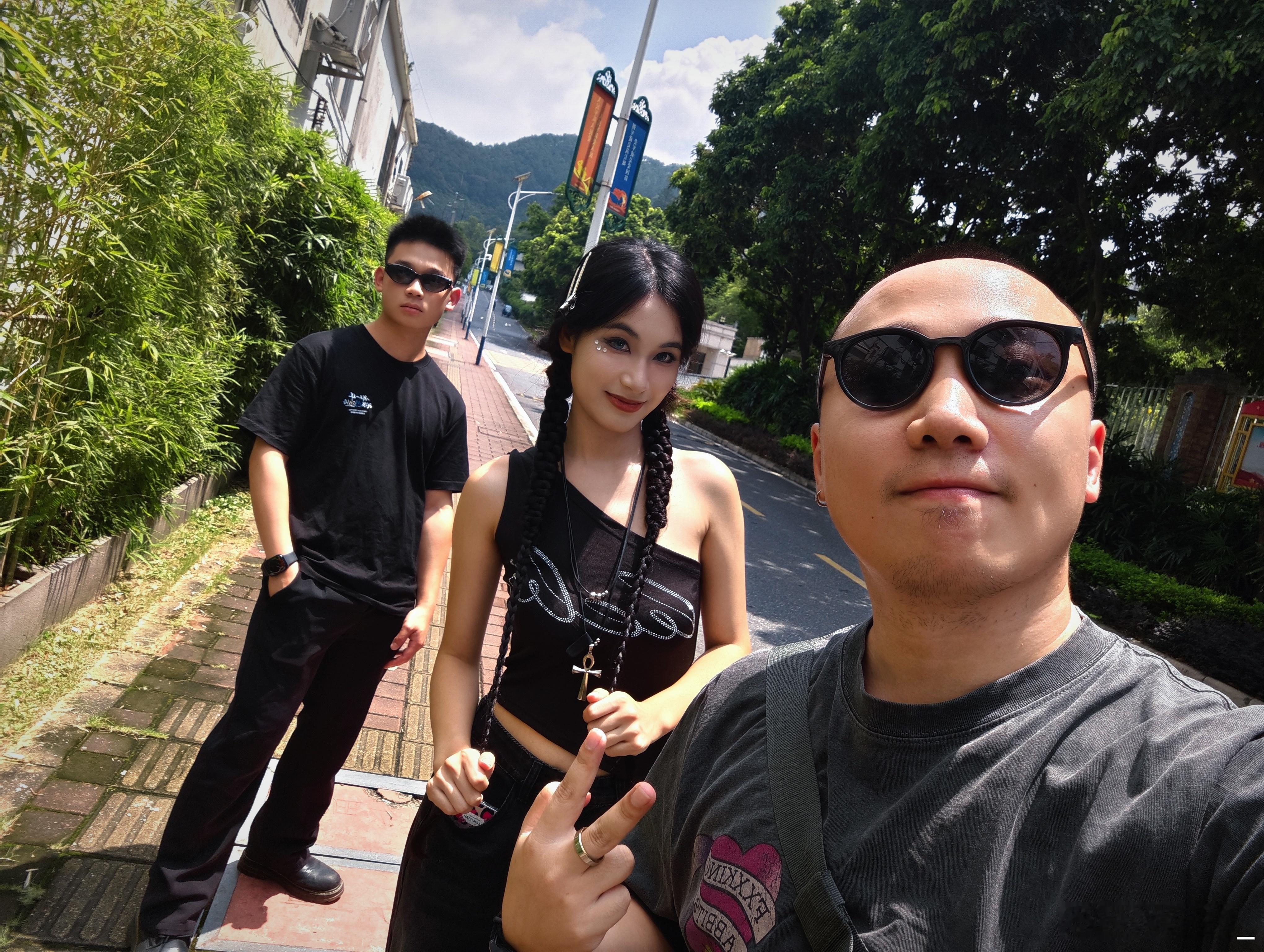 今儿没跟大家说早安因为赶着去拍一台贼有未来感的车掀开幕布以后嗯，真的帅，里里外外