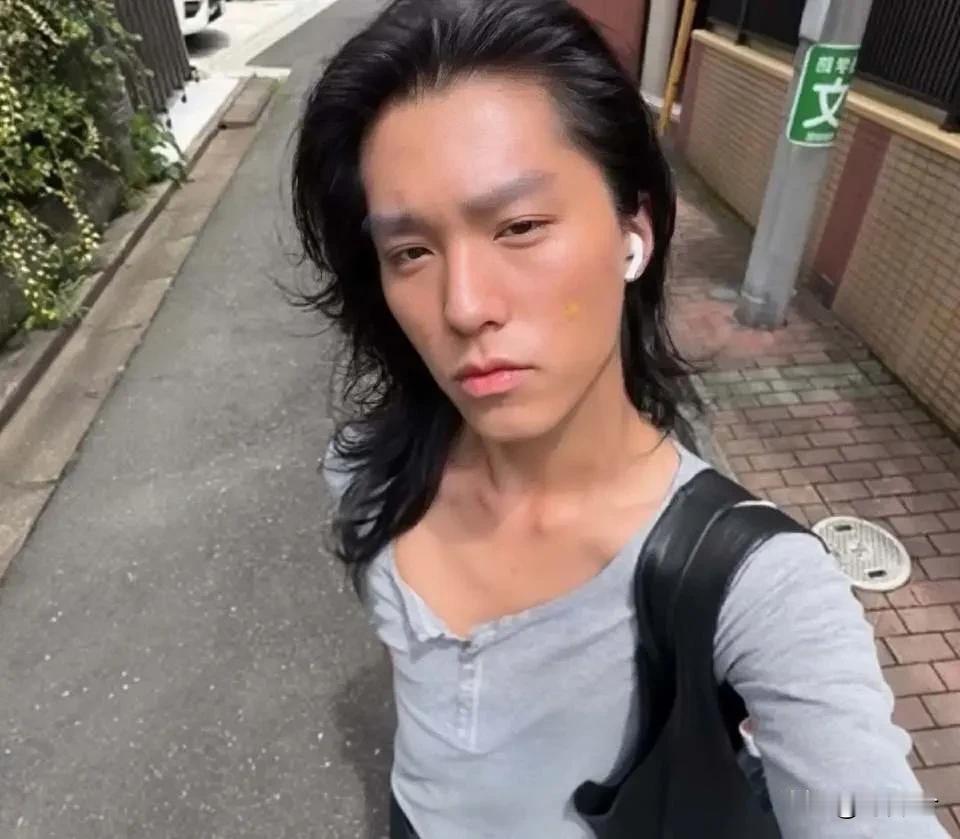 最近刷到林晓峰23岁的大儿子林宝的近照，真的惊到我了。

之前印象里他还是走阳光