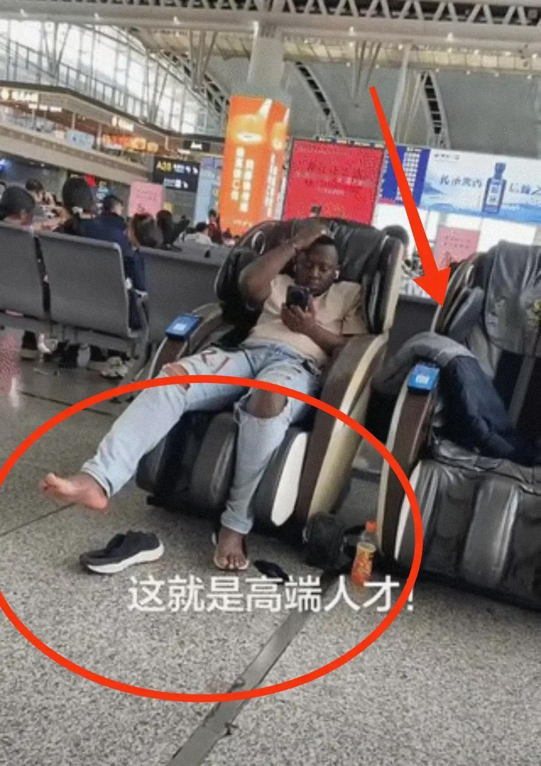 我记得以前做火车的时候，见到旁边有一排按摩椅，当时我还好奇这是什么东西，说出来不