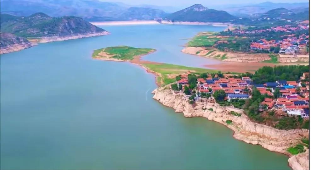 淄博人文地理一一
来看看这美透了的景色：远景的山？中景的村？重点是中景的半岛（涨