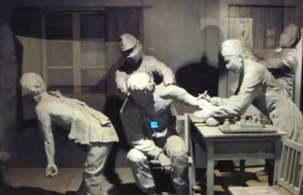 1941年，日本军医曾进行过一项“人马换血”实验，他们将活人的血抽出来，再把马血