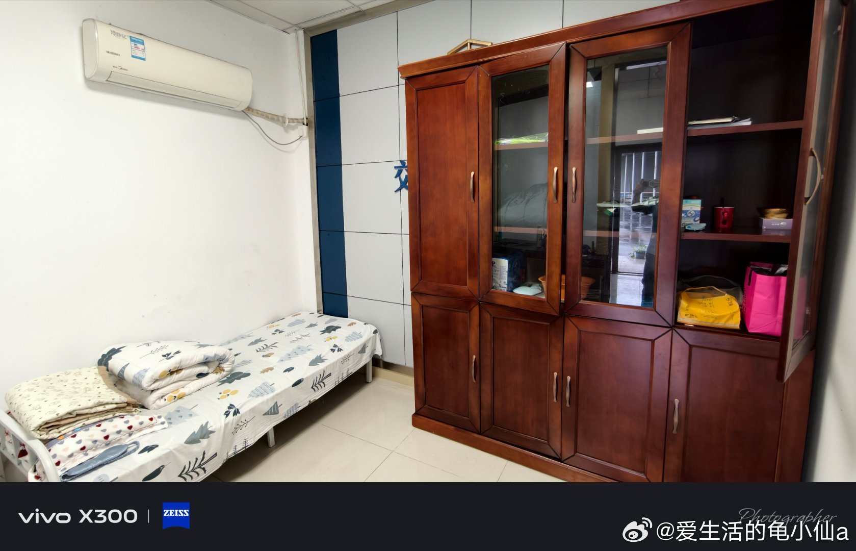 电工师傅来的及时奔来跑去把电送上去了然而还有个问题单位新买的电水壶用不了一插上电