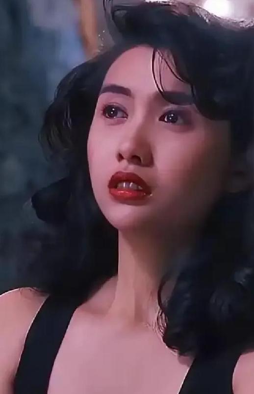 1997年邱淑贞和王晶分手后，转身嫁给了身家百亿的沈嘉伟。结果结婚当天，沈嘉伟被