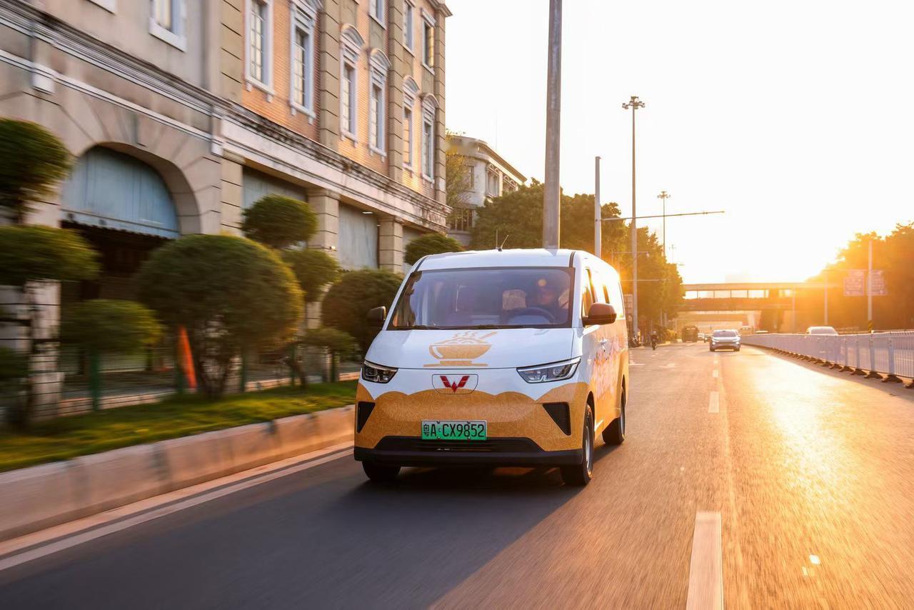 上个月在广州，我们给货车司机派暖心餐。
有个大哥接过饭盒，蹲在路边吃，
说了一句