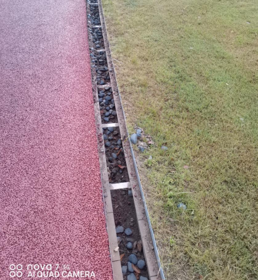 网友反映：响水县水榭阳光灌江路南侧小公园内步道旁的排水沟金属盖板缺失，导致鹅卵石