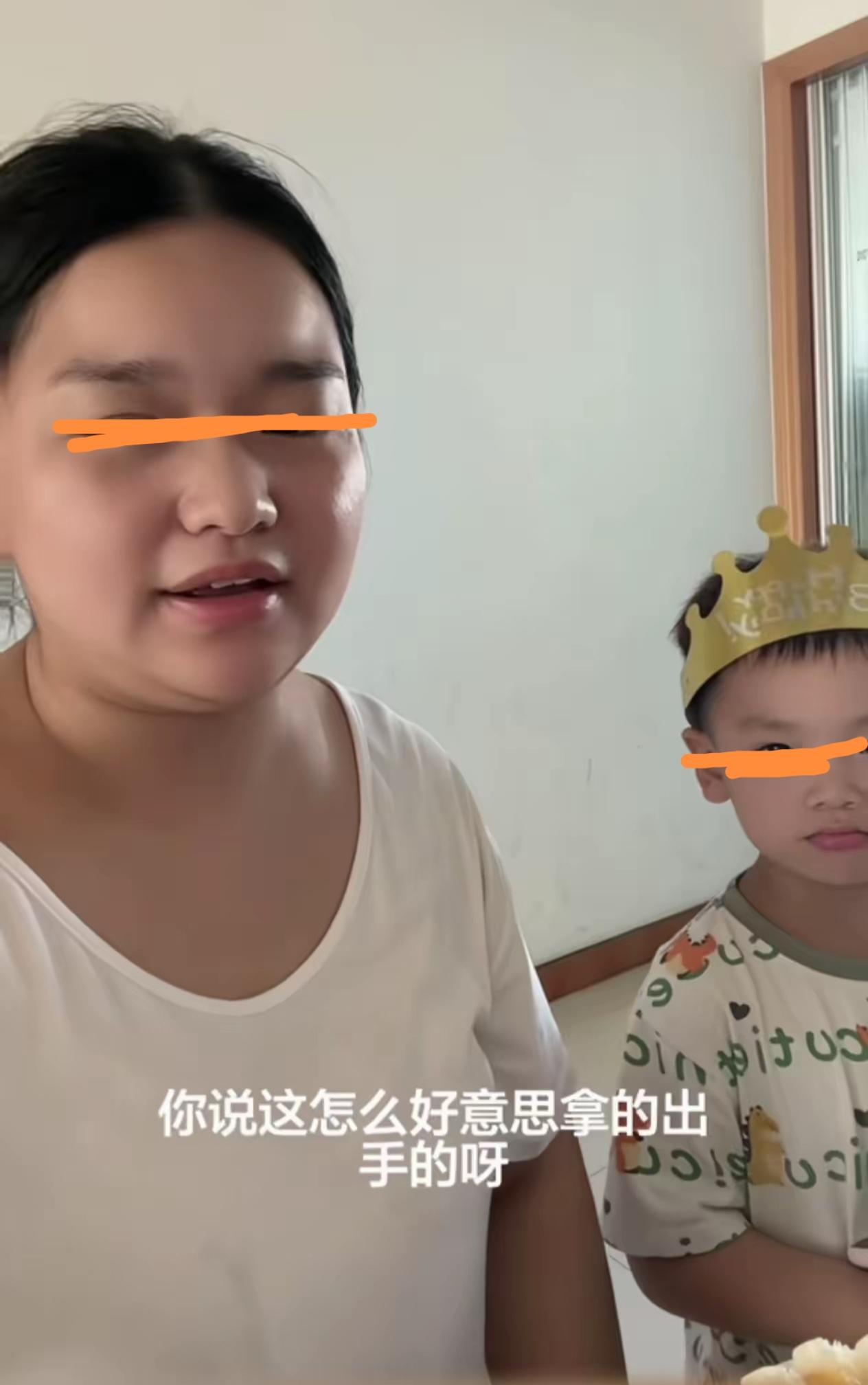 孙子过生日，爷爷奶奶给买了一个蛋糕，还包了500块钱红包，遭儿媳妇疯狂吐槽：就这