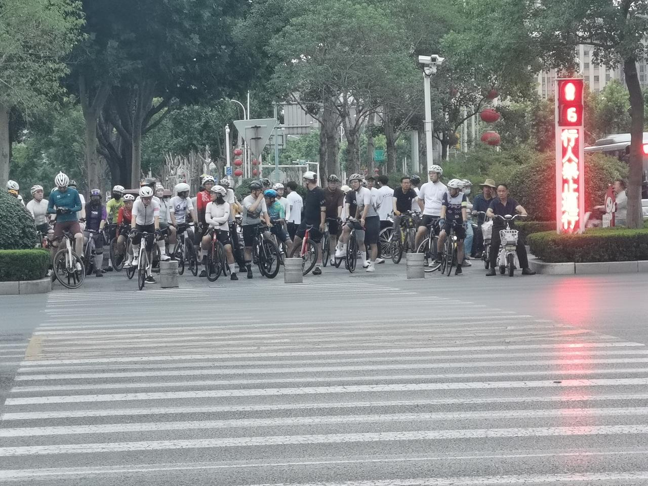不得不说，也许是生活条件好了，人们都十分注重健身。
晚上7点左右，我在平原路上看
