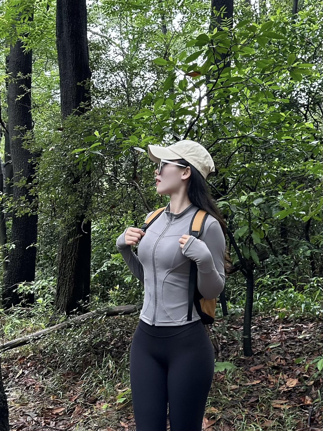 我看远山 远山悲悯...户外穿搭 户外运动 徒步