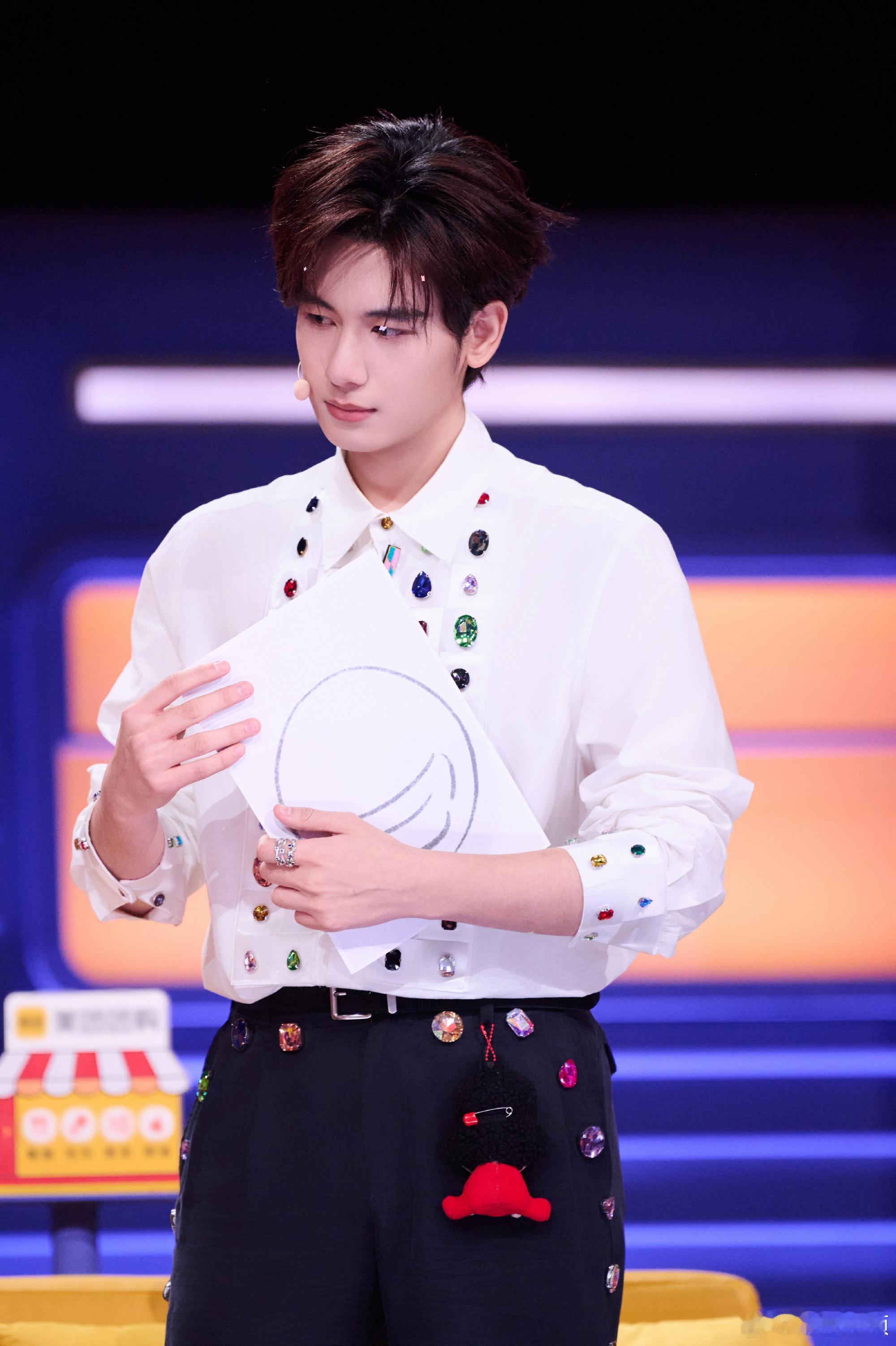 谁能拒绝胡先煦这神奇的反差萌呢？胡先煦戏外baby戏里daddy，特别是他穿着正