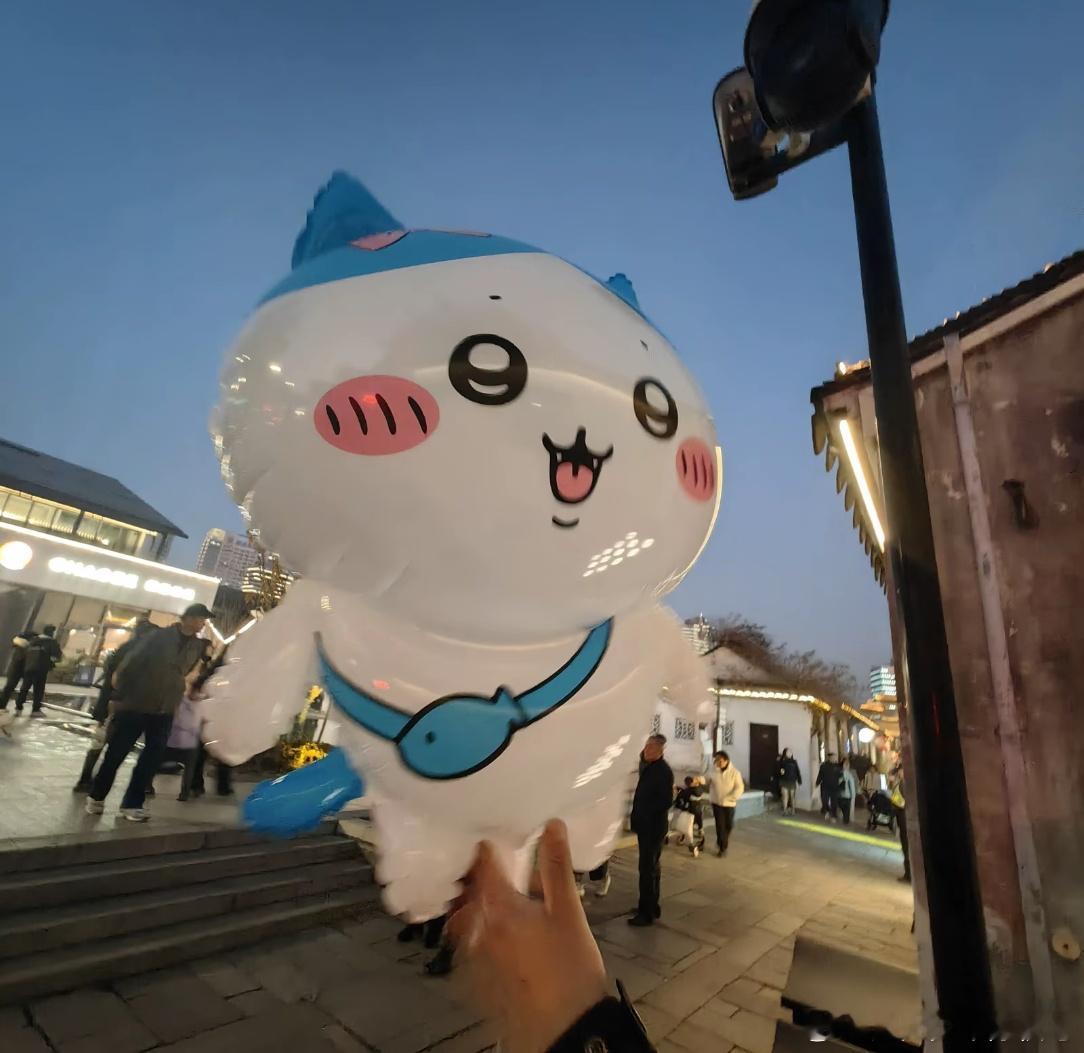 气球原来还能一球两用怪不得物尽其用就是最好的珍惜这比躺在家里的大学生有用 比如我