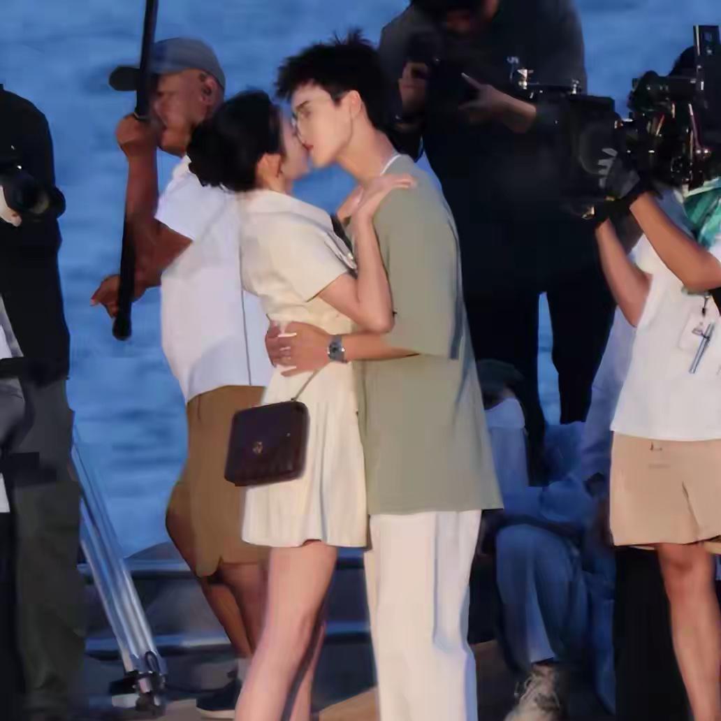 关晓彤和李昀锐的海边吻，大家看到吗？照片漂漂亮亮的，氛围感也很好，据说他们从天黑