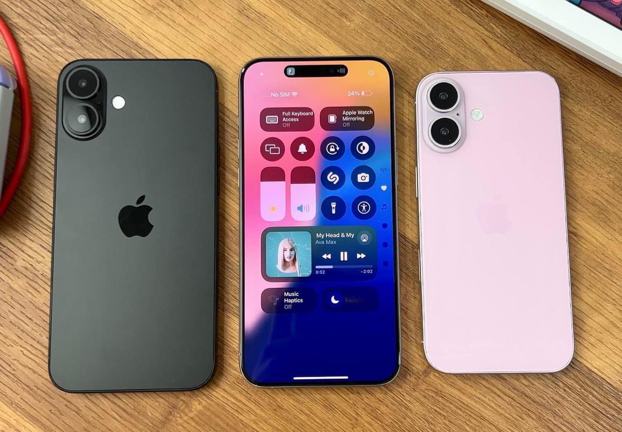 这是目前最新曝光的iPhone16标准版的机模，正面边框收窄不少，背后的摄像头又