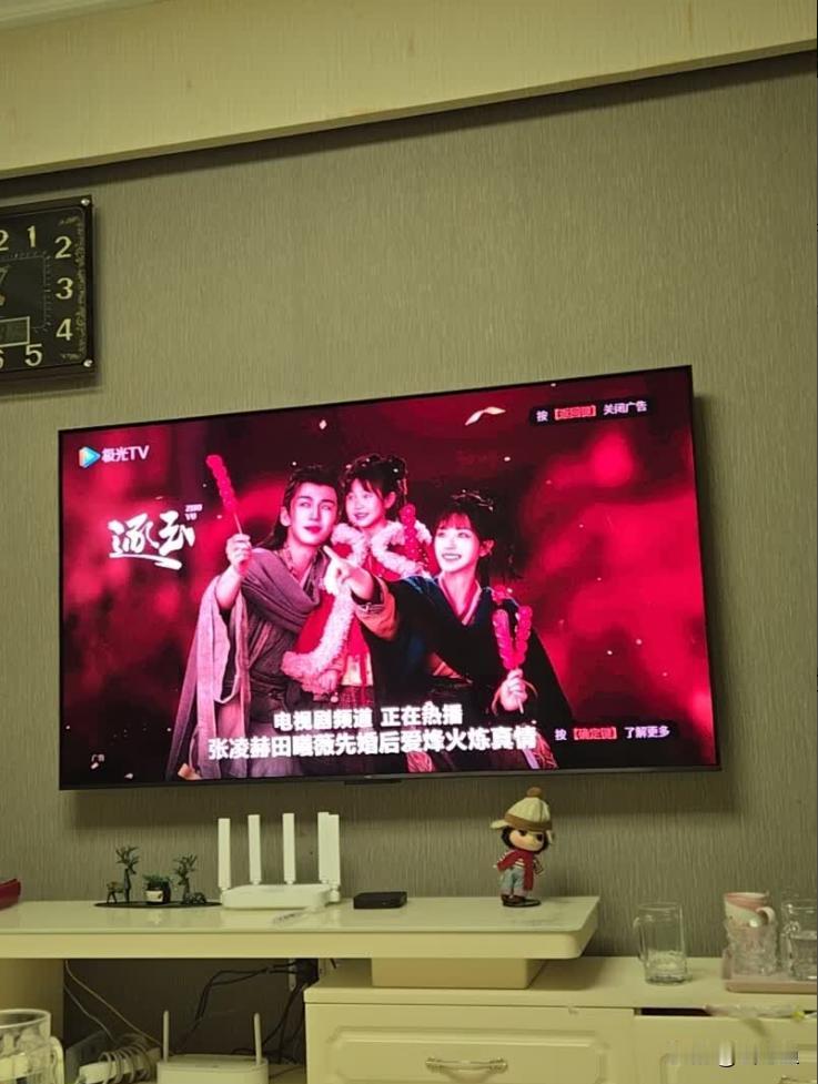 新买的TCL T7M Pro送到家挂上墙，开机放了部常看的动画片，孩子盯着屏幕半