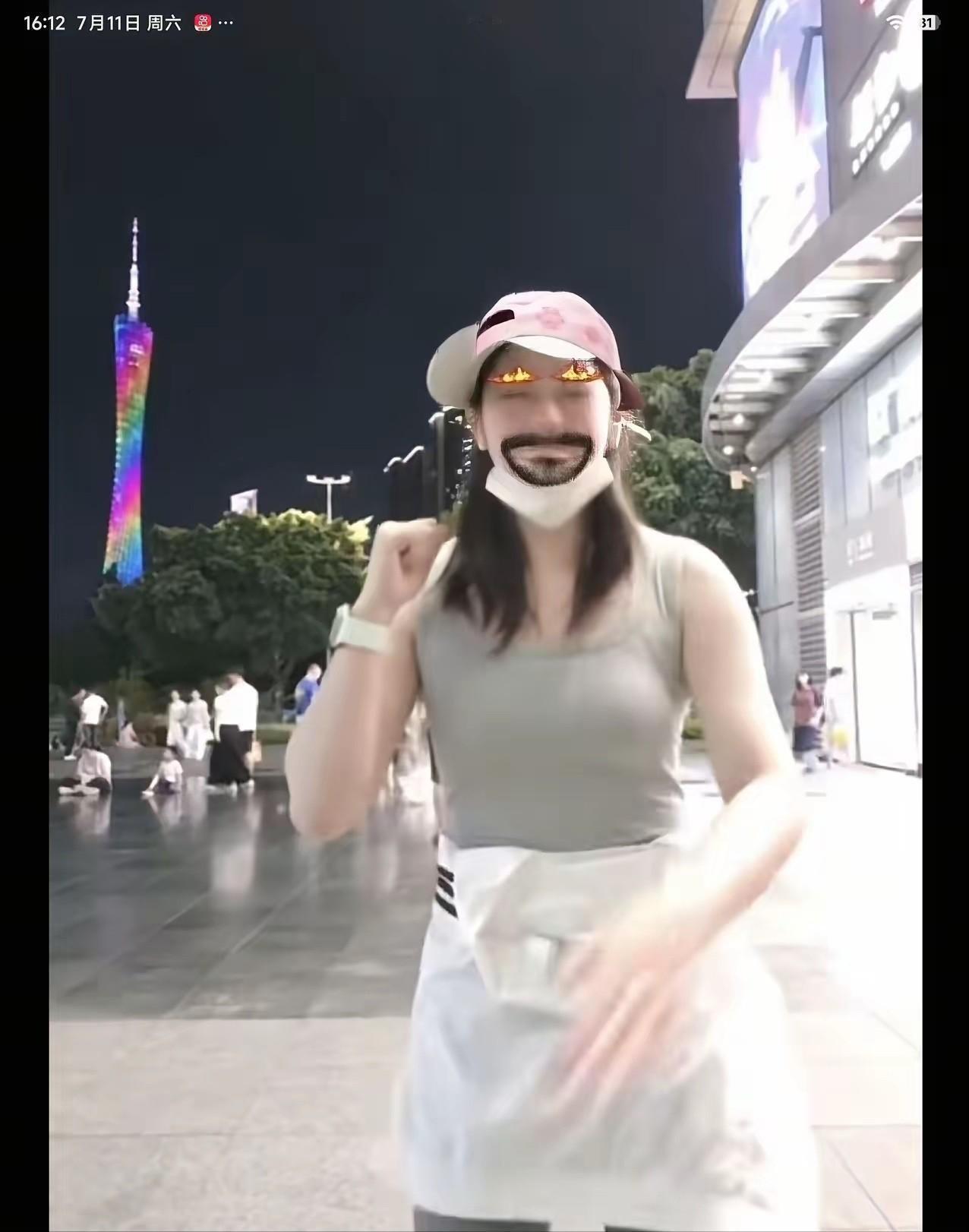 全红婵出镜了，带着她的舞姿来了，也是罕见的穿着无袖背心，露出手臂，看上去手臂比全