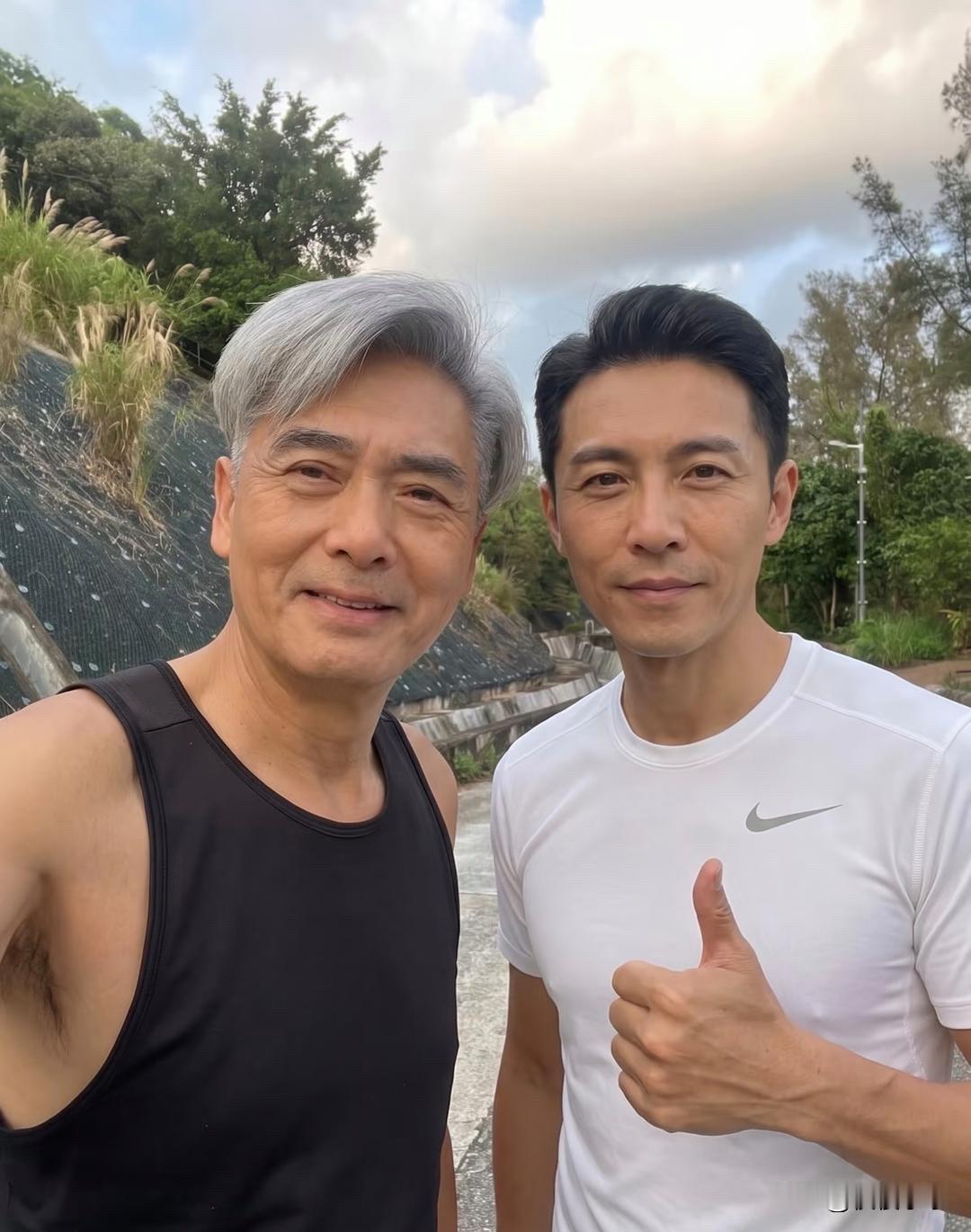 71岁周润发在香港太平山跑步被偶遇，他一头白发苍苍，但发量非常多，身材健硕，整个